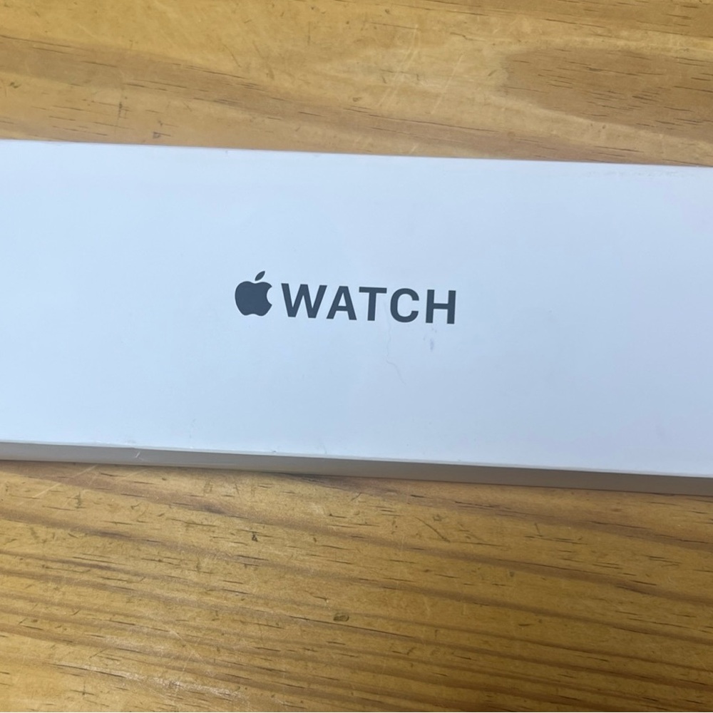 Apple Watch SE (2nd Gen) 40mm GPS  - Starlight Case  & Sport Band S/M.  NEW